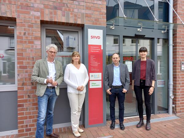 Ingo Rabe, Sozialdezernent Landkreis Ammerland, Ina Hensiek, Beraterin Pflege-Serviceb�ro, Torsten Niebisch, Leitung Sozialamt Landkreis Ammerland und Sara Opitz, Mitarbeiterin Sozialpolitik des SoVD in Niedersachsen (v.l.). 