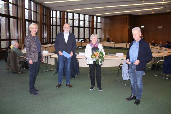 Auf dem Bild sehen Sie Landrtin Karin Harms, Heiko Ockenga, Renate Heerwagen und Gotthard Schnbrunn bei der konstituierenden Sitzung.