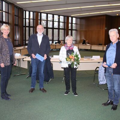 Auf dem Bild sehen Sie Landr&auml;tin Karin Harms, Heiko Ockenga, Renate Heerwagen und Gotthard Sch&ouml;nbrunn bei der konstituierenden Sitzung.