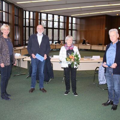 Auf dem Bild sehen Sie Landrätin Karin Harms, Heiko Ockenga, Renate Heerwagen und Gotthard Schönbrunn bei der konstituierenden Sitzung.