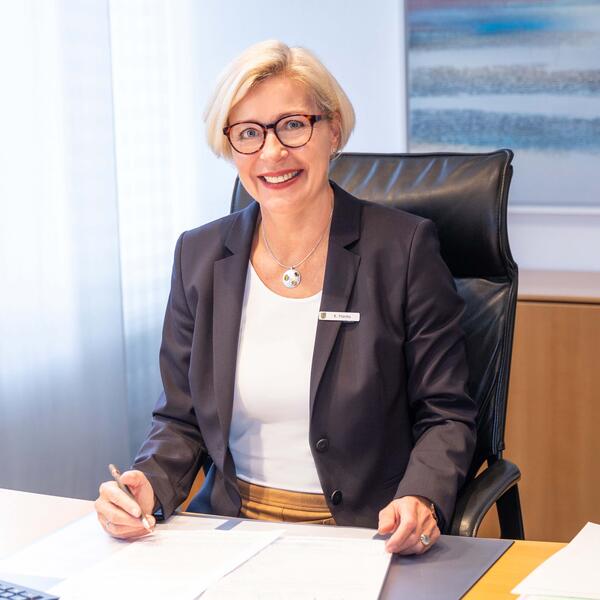 Landrätin Karin Harms unterzeichnet den Kooperationsvertrag mit der EWE