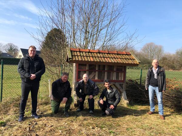 Projektteam - Insektenhotel im Schulgarten (von links):  Uwe Frels, Christian Kuhn, Horst Ahlers, Zahedi Saifudin und Ulrich Kapteina