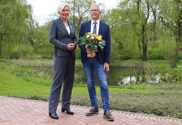 Landr�tin Karin Harms verabschiedet Jan Hobbiebrunken in den Ruhestand