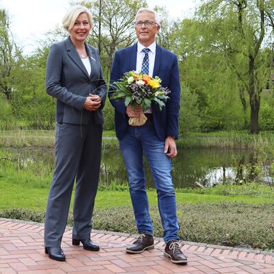 Landrätin Karin Harms verabschiedet Jan Hobbiebrunken in den Ruhestand