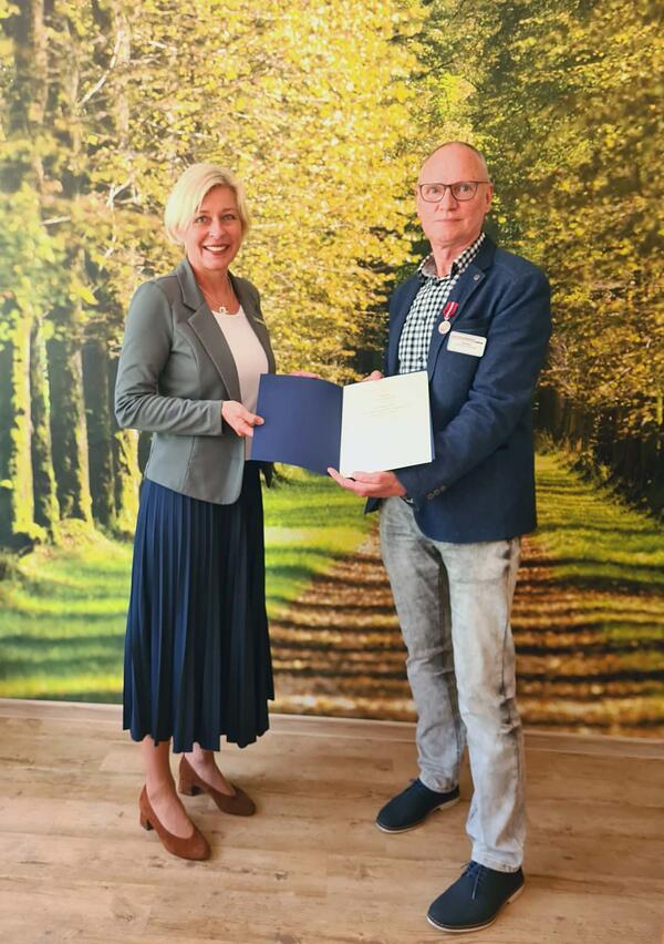 Landr�tin Karin Harms bei der Verleihung des Verdienstkreuzes an Rolf M�ller