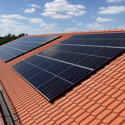 Neue Photovoltaik-Module auf dem Kreishausdach in Westerstede