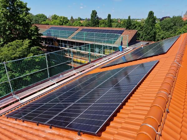 Photovoltaikanlage auf Kreishausdach