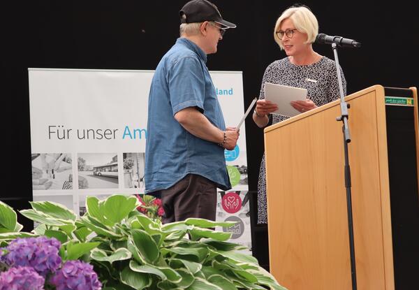Landrätin übergibt Ehrenamtskarte beim Festakt an Hans-Joachim Müller vom RSV Flott weg