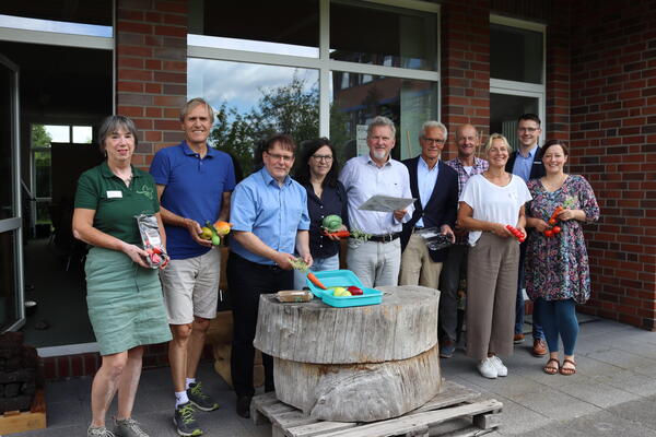 VaU im Umweltbildungszentrum (v. links): Marina Becker-K�ckens (Regionales Umweltbildungszentrum Hollen), Edgar Knapp (Regionales Umweltbildungszentrum Oldenburg), Prof. Dr. Michael Komorek (Carl von Ossietzky Universit�t Oldenburg), Dr. Regine Leo (Schulbiologiezentrum Hannover), Dr. Jens Rei�mann (Beiratsvorsitzender des VaU), Harald Lesch (VR-Stiftung der Volksbanken und Raiffeisenbanken in Norddeutschland), Ulrich Kapteina (Umweltbildungszentrum Ammerland), Karin M�ller (Gymnasium Bad Zwischenahn-Edewecht und Umweltbildungszentrum Ammerland), Hendrik Lehners (Amt f�r Umwelt und Klimaschutz, Landkreis Ammerland), Ina Rosemeyer (Regionales Umweltbildungszentrum Schortens)