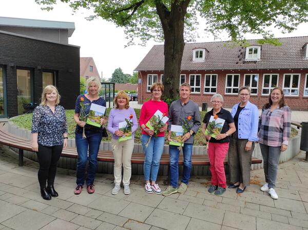 Auf dem Foto fehlen zwei Absolventinnen und ein Absolvent des DUO-Kurses, ganz links im Bild ist Verena Steenken zu sehen, ganz rechts Tina Etling von der kvhs und die zweite Person von rechts ist Sabine Gr�per von der Freiwilligenagentur.