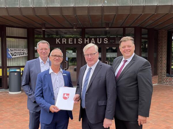 Auf dem Bild sehen Sie den zust�ndigen Dezernenten Dr. Thomas J�rgens, den Ersten Kreisrat Thomas Kappelmann, Niedersachsens Wirtschaftsminister Dr. Bernd Althusmann und den Ammerl�nder Landtagsabgeordneten Jens Nacke 
