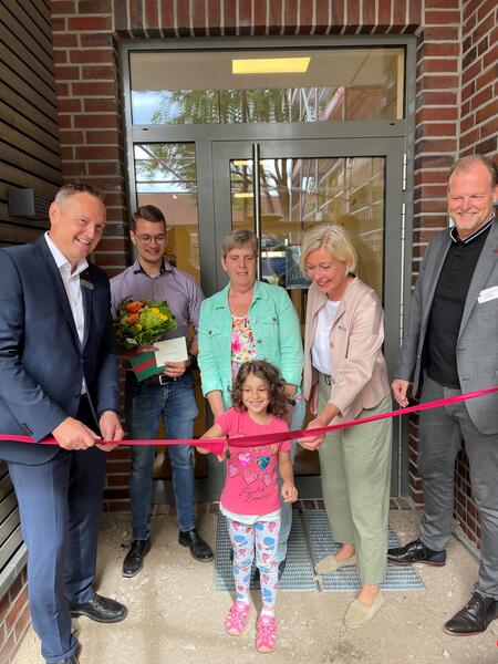 Auf dem Bild sehen Sie von links: B�rgermeister Michael R�sner, Einrichtungsleiter Manuel Fischer, Betriebsratsvorsitzende Martina F�rup-Eckmeyer, Landr�tin Karin Harms und Hauptgesch�ftsf�hrer Ammerland-Klinik Axel Weber bei der �bergabe. 