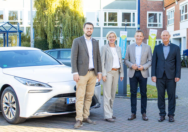 Auf dem Bild sehen Sie:
Paul Bruns vom Fahrzeughersteller FAUN, Landrätin Karin Harms,  Olaf Schröder von der Firma Noordtec und EWE-Wasserstoffexperte André Engbrecht