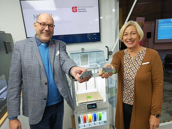Landr�tin Karin Harms und Kammerpr�sident Eckhard Stein pr�sentieren die selbstgefertigten Modellfahrzeuge aus der �Mobilen Fabrik� des Mittelstand Digital-Zentrums Hannover als G�ste der Firma Hedemann Technik in Westerstede