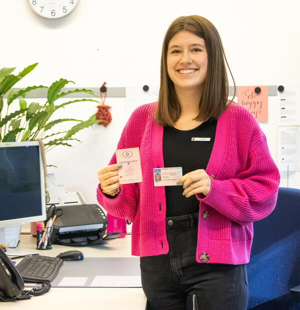 Lea Graw, Mitarbeiterin des Stra�enverkehrsamtes, mit einem Papierf�hrerschein und einem neuen EU-Kartenf�hrerschein