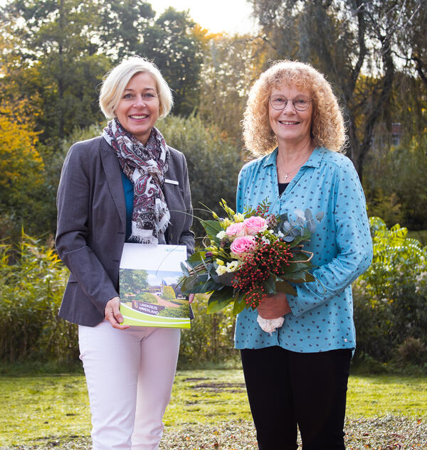 Auf dem Foto sehen Sie Landr�tin Karin Harms und Gunda Oeltjen