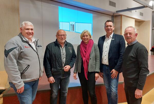 Auf dem Bild sehen Sie Stephan Siemer (JUH), Wolfgang Diedrich, Landr�tin Karin Harms, Baudezernent Dr. Thomas J�rgens und Wilhelm Marczewski.