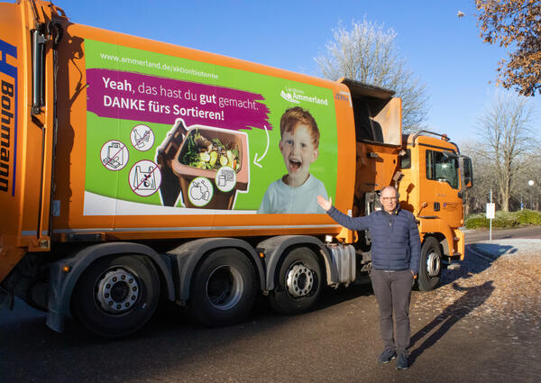 M�llfahrzeuge werben f�r die Aktion Biotonne