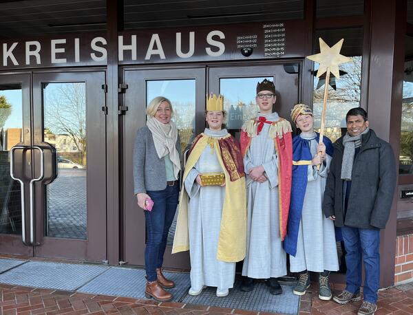 Sternsinger 2023 vor dem Kreishaus mit Landr�tin Karin Harms und Pfarrer Alex Mathew