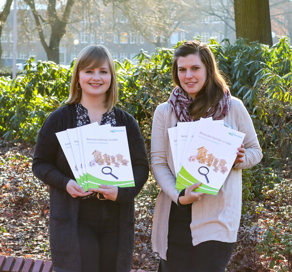 Auf dem Foto sehen Sie Verena Steenken und Melanie Hauber vom Seniorenst�tzpunkt mit der aktualisierten  Brosch�re.