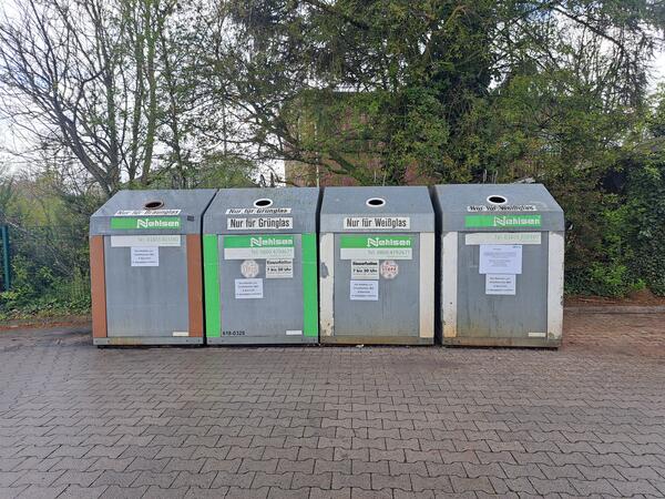 Altglascontainer bei Famila in Westerstede