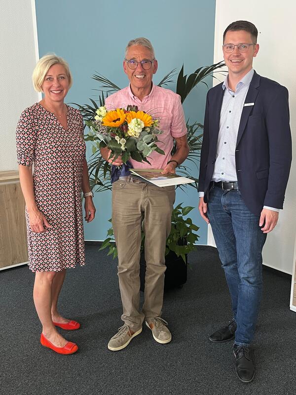  Auf dem Foto sehen Sie Landrätin Karin Harms den scheidenden Naturschutzbeauftragten Horst Bischoff und den Leiter des Amtes für Umwelt und Klima Hendrik Lehners.