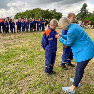 Landr�tin Karin Harms verleiht Abzeichen im Rahmen des Zeltlagers der Jugendfeuerwehren Ammerland