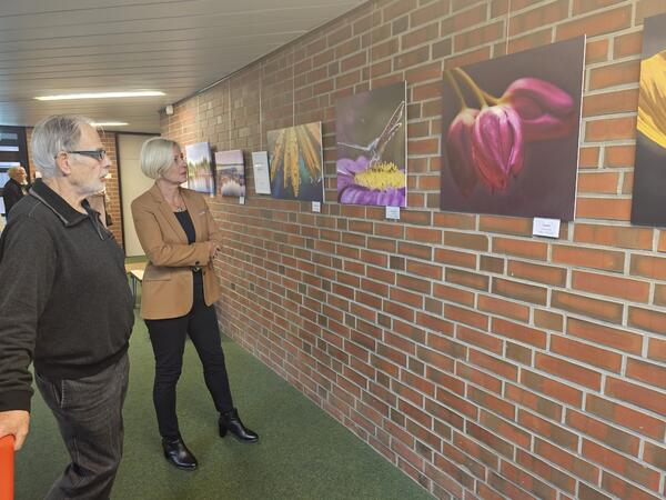 Auf dem Foto sehen Sie Wolfgang M�ller und Landr�tin Karin Harms w�hrend der Er�ffnung der Ausstellung im Kreishaus