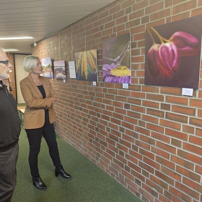 Auf dem Foto sehen Sie Wolfgang Müller und Landrätin Karin Harms während der Eröffnung der Ausstellung im Kreishaus
