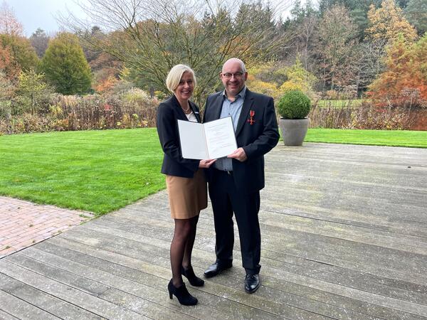 Landr�tin Karin Harms und  Dr. med. Andreas Settje