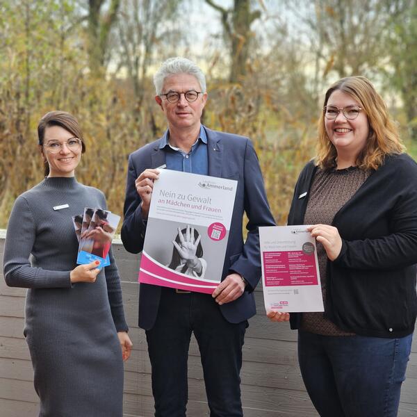 Stellen neue Informationskampagne "Gewalt gegen Frauen" vor (von links): Kreisjugendpflegerin Alena Schulz, Vorsitzender des Kreispr�ventionsrates Ingo Rabe und Malina Jan�en, neue Fachkraft f�r die Pr�ventionsarbeit des Jugendamtes