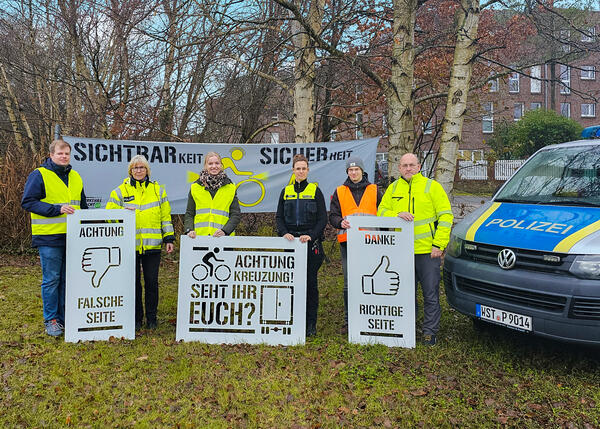 Projektteam stellt Schilder für mehr Sichtbarkeit, Sicherheit und Achtsamkeit im Straßenverkehr vor