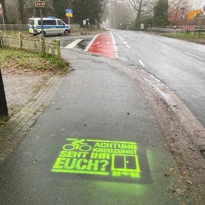 Aufgespr�htes Piktogramm f�r mehr Sichtbarkeit, Sicherheit und Achtsamkeit im Stra�enverkehr