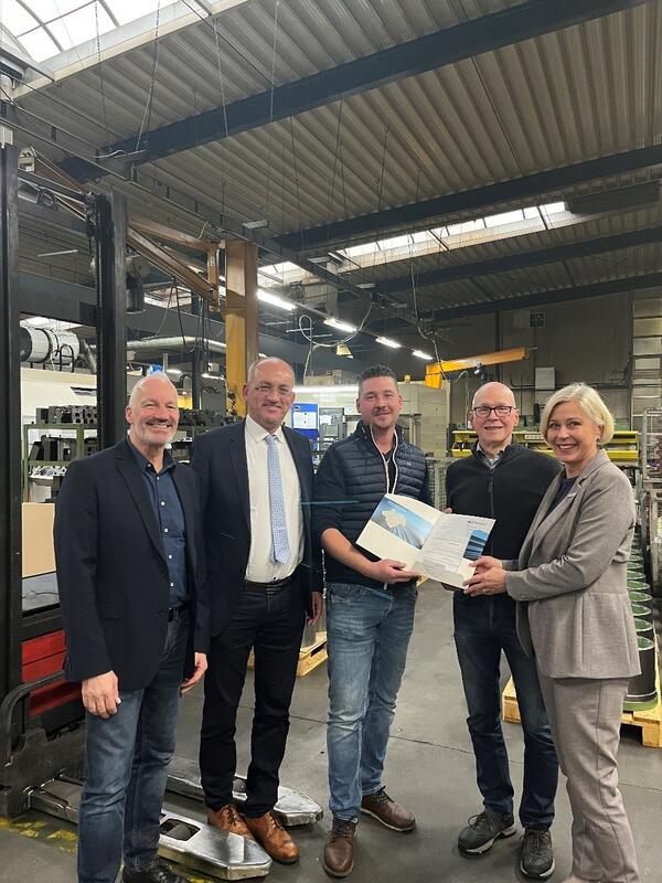 Kreiswirtschaftsf�rderer Fred Carstens, B�rgermeister Lars Krause, Gesch�ftsf�hrung Matthias und Gerd Wieland und Landr�tin Karin Harms bei der �bergabe des F�rderbescheids