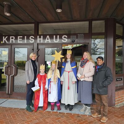 Auf dem Bild sehen Sie unsere Landr�tin Karin Harms, Emilya Klawohn, Anastasia Knake, Jelka Hermann, Veronika Pelz-Knake und Pfarrer Alex Mathew unter dem "frisch" angebrachten Segen.