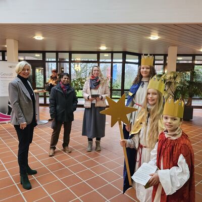 Landr�tin Karin Harms und die Sternsinger im Kreishaus.