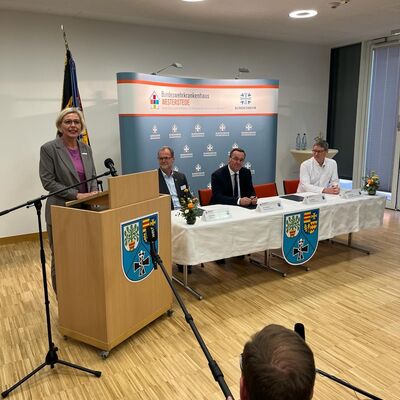 Landr&auml;tin Karin Harms h&auml;lt Rede zur Verl&auml;ngerung des Kooperationsvertrages