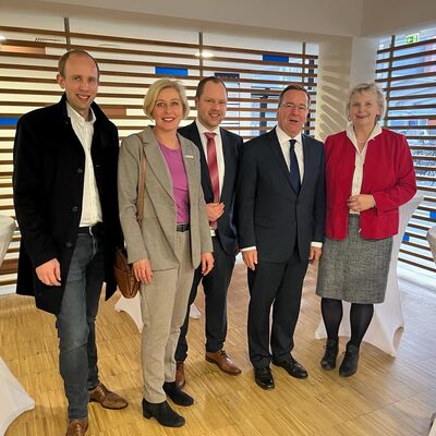 Freude &uuml;ber die Verl&auml;ngerung des Kooperationsvertrages (von links Dennis Rohde, Karin Harms, Bj&ouml;rn Meyer, Boris Pistorius, Karin Logemann)