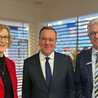 Es freuen sich &uuml;ber die Verl&auml;ngerung der Kooperation Regierungsdirektorin Dagmar Beckmann, Bundesverteidigungsminister Boris Pistorius und Sozialdezernent Ingo Rabe.
