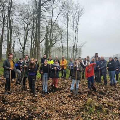 Sch�lerinnen und Sch�ler der Oberschule Westerstede haben 2 000 Baumsetzlinge in den Waldboden bei Linswege gebracht.