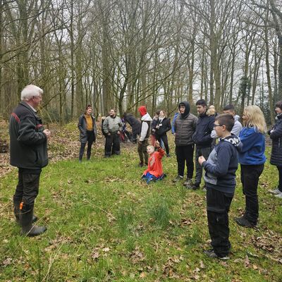 Der Bezirksf�rster der Landwirtschaftskammer Niedersachsen im Landkreis Ammerland Christian Schulze D�ring mit den Sch�lerinnen und Sch�lern in der Nachbereitung der Aktion.