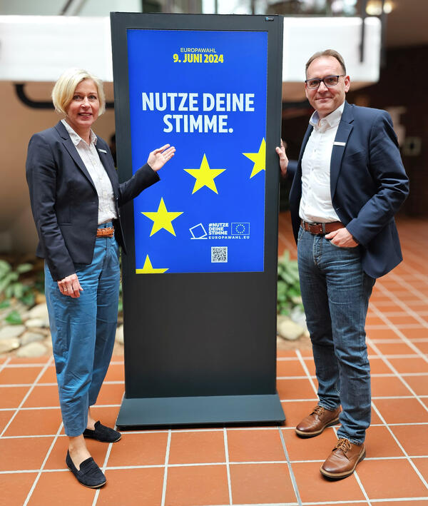 Europawahl 2024 - Landr�tin Karin Harms und Kreiswahlleiter Ralf Denker rufen zur Stimmabgabe auf