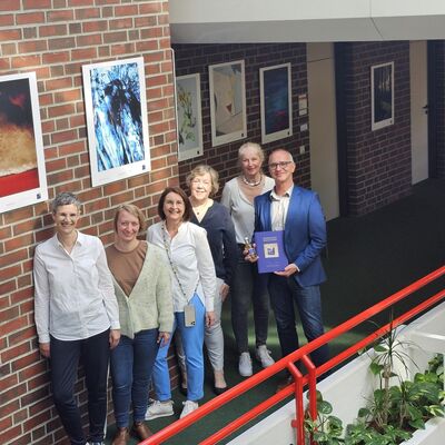 Auf dem Bild sehen Sie Urte Rieken, Lina Brunn�e, Anna Martin, Christa Heus, Anke Wragge und erster Kreisrat Thomas Kappelmann