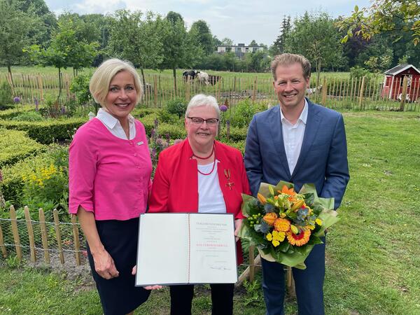 Auf dem Bild sehen Sie Landr�tin Karin Harms, Heidemarie M�ller und B�rgermeister Henning Dierks