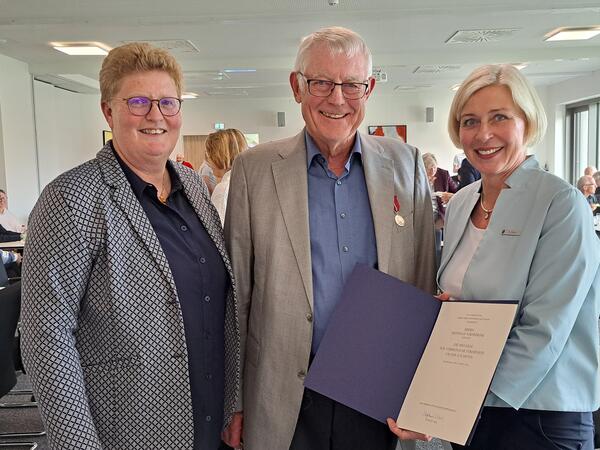 Auf dem Foto sehen Sie Edewechts B�rgermeisterin Petra Knetemann, Reinhold Wiehebrink und Landr�tin Karin Harms.