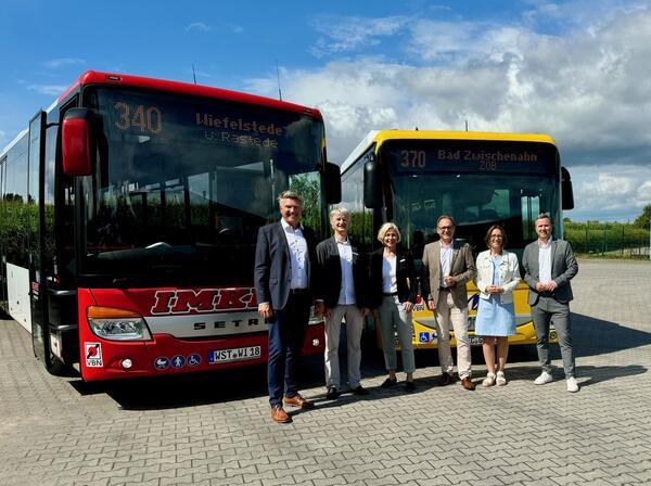 Auf dem Bild sehen Sie:
Olaf Imken, Inhaber Verkehrsbetrieb Walter Imken GmbH & Co. KG
Stephan Baute, ZVBN, Verkehrsplaner
Karin Harms, Landr�tin Landkreis Ammerland
Ralf Denker, Dezernent Landkreis Ammerland
Regine Miotk, Amtsleiterin Schul- und Kulturamt Landkreis Ammerland
Markus kleine Sextro, Gesch�ftsf�hrer Wilmering GmbH & Co. KG