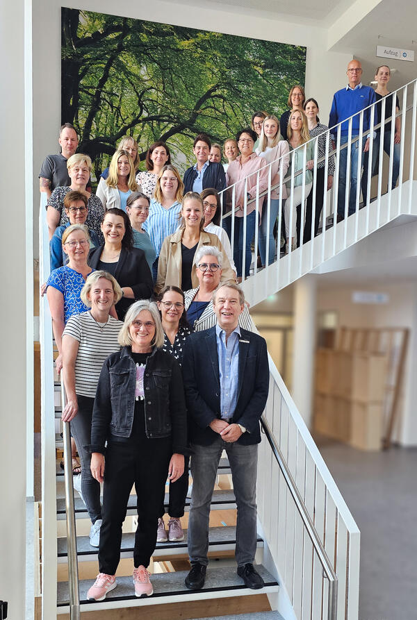 Gl�cklich �ber die neuen R�umlichkeiten: das Team des Gesundheitsamtes im Foyer des Neubaus in Westerstede