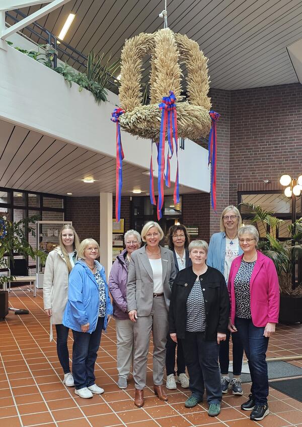KreisLandFrauenverband Ammerland-Varel �bergibt Erntekrone an Landr�tin Karin Harms: (von links) Pia Behrens (LWK, Fachberaterin), Inga Krause (Beisitzerin KreisLandFrauenverband Ammerland-Varel), Margrit van Loo (Vorsitzende LandFrauenverein Rastede), Landr�tin Karin Harms, Irmgard Ahrens-Bluemel (Schriftf�hrerin LandFrauenverein Rastede), Frieda Eilers (Vorsitzende Landfrauenverein Hahn), Jetty ter Braak (Beisitzerin KreisLandFrauenverband Ammerland-Varel), Ingrid Jan�en (Vorsitzende KreisLandFrauenverband Ammerland-Varel)