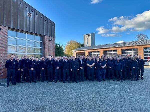 Einsatzkr�fte der Ammerl�nder Feuerwehren wurden in der Technischen Zentrale in Elmendorf f�r ihren engagierten Einsatz im Weihnachtshochwasser vom Landkreis Ammerland geehrt