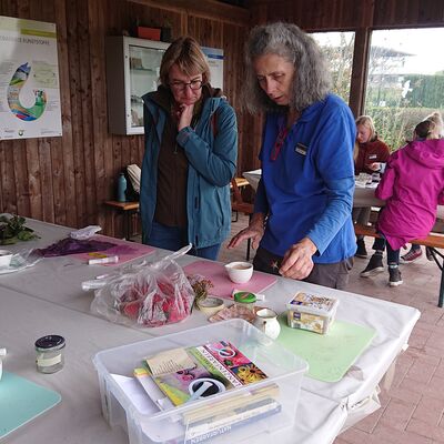 Bild vergr&ouml;&szlig;ern: Teilnehmerinnen und Teilnehmer beim Workshop zu Färberpflanzen